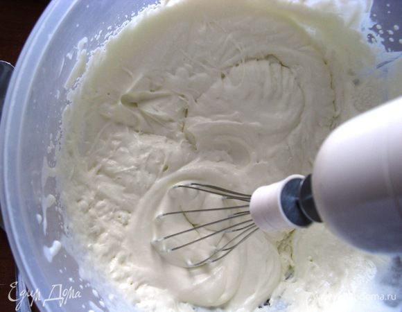 Сливки взбить с сахарной пудрой  (можно добавить загуститель  для  взбитых  cливок).