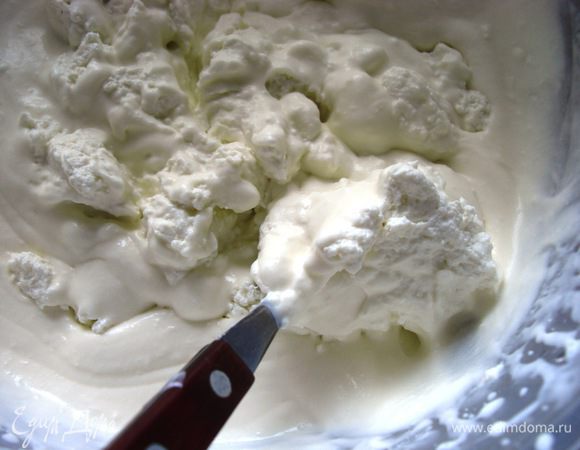 Смешать творог со сливками.