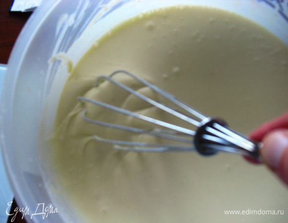 Молочно - яичный крем тоже добавить в творожную массу. Все  хорошо перемешать. Получится довольно  жидкая  смесь.