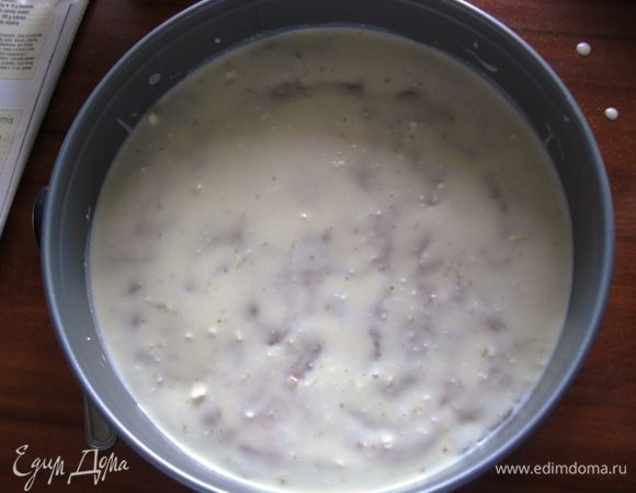 Очень маленьким количеством этой творожной  смеси залить  поверхность  пирога, но только  маленький миллиметровый  слой и сразу  пирог отправить в  холодильник! "Схватится" желатин  быстро, через минут 15. 