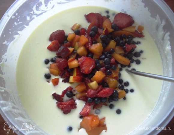 Добавить 500 г,  то-есть половину,  подготовленных  ягод  в  творожный крем, a еще  500 г оставить для украшение пирога.