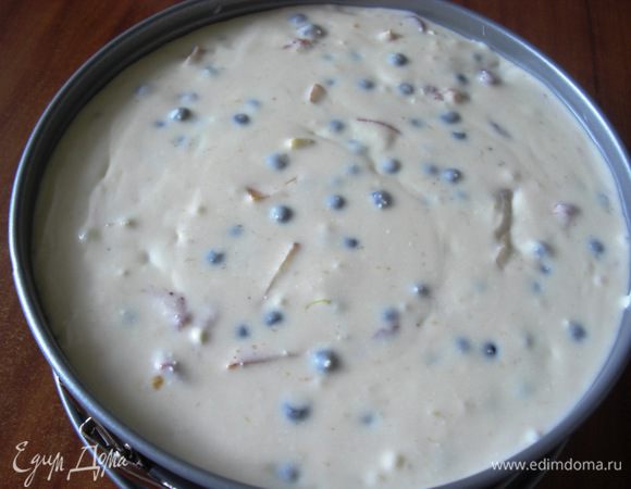 Пирог полностью залить творожно - ягодным кремом и поставить в  холодильник  минимум на 3 часа, а лучше всего на 6 - 8 часов, тогда   основа пирога станет мягче.  