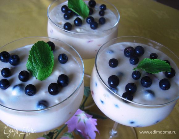 Так как форму для пирога я выбрала за маленькую, мне осталось 3 небольших стаканчика творожного крема. Но, он  первый остыл и  первый  исчез из нашего холодильника :))) 