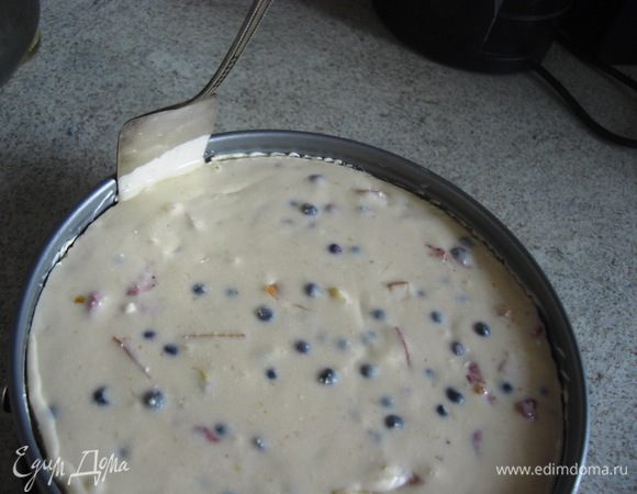 Чтобы снять кольцо от формы, в которой прохлаждался наш пирог, надо лопаточку от торта сунуть  в горячую воду и пройтись этой  лопаточкой  по краюшкам торта,  как показано на фото.