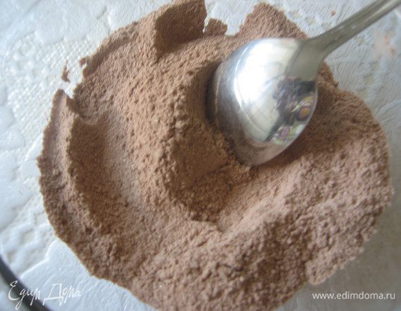 Смешать муку, какао, разрыхлитель и ванильный сахар