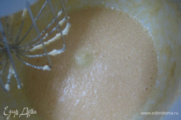 масло, яйца, сахар взбиваем в течении 2-3 минут, добавляем коньяк(ликер)