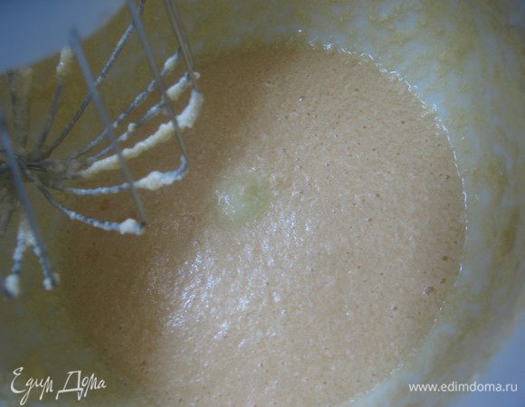 масло, яйца, сахар взбиваем в течении 2-3 минут, добавляем коньяк(ликер)