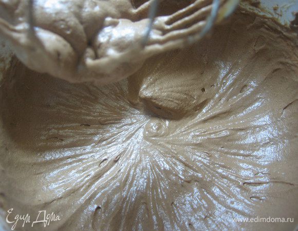 Частями добавляем мучную смесь.Должна получиться слегка тягучая масса. если тесто получается густое, добавить 3-4ст.л молока