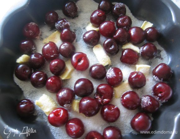 Половину вишни, сахар.