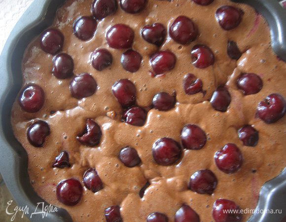 На тесто остальную вишню,не притапливая.