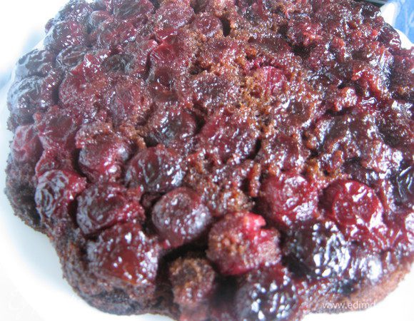 Дать немного остыть, перевернуть на блюдо.