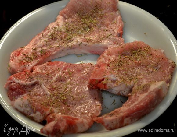 Свиные отбивные обсыпать солью ,перцем и сух.тимьяном.
Свеж.веточки тимьяна вдавить в каждую свин.отбивную/я использовала сухой тимьян за не имением свежего/.