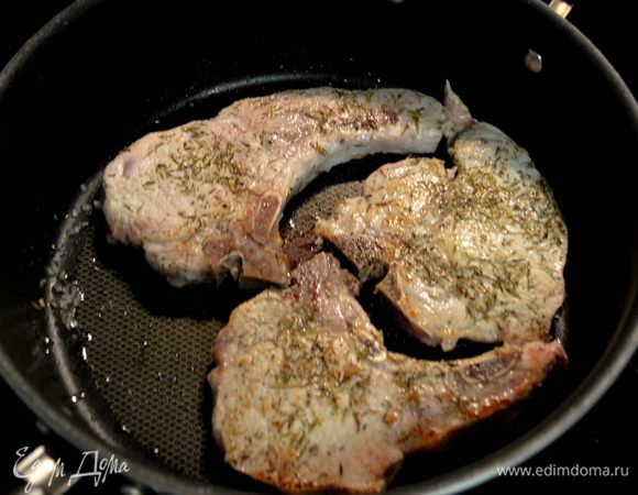 Разогреть сковороду,вылить олив. масло.Добавим наши отбивные и обжариваем с 2х сторон по 7мин. каждая сторона.