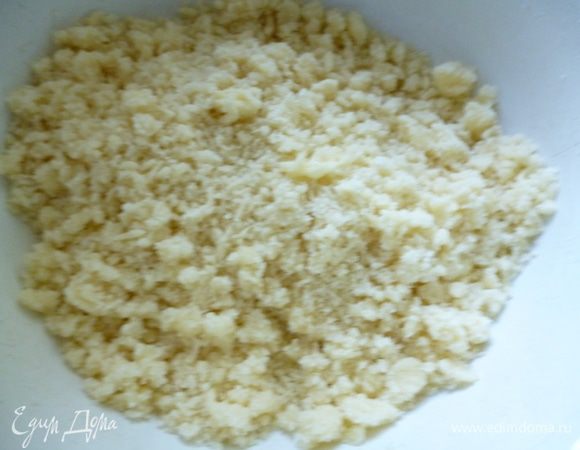 Приготовим крошку:растереть охлажденное и нарезанное мелкими кубиками сливочное масло с мукой и сахаром.