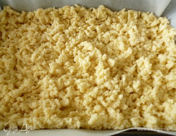 Форму для выпечки выстелить пергаментом,смазать маргарином и присыпать манкой.Берем по одной части теста из холодильника и трем его через терку на противень.Аккуратно распределяем и формуем бортик.