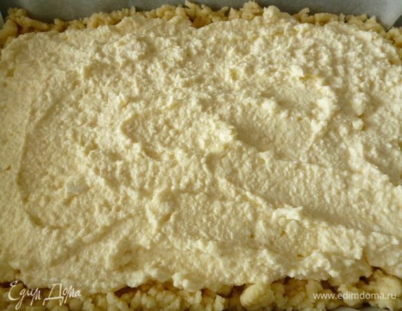 На тесто выкладываем ровным слоем творожную смесь