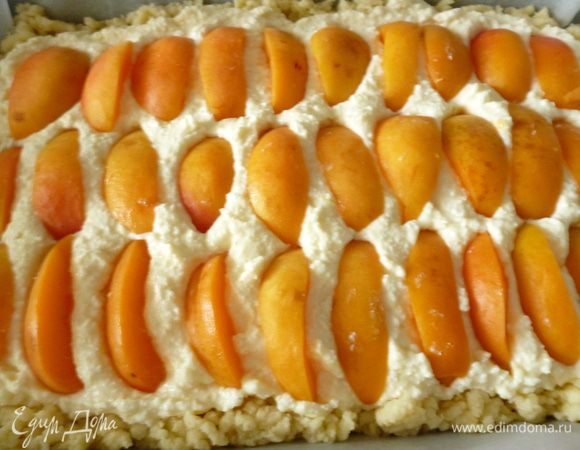 Выкладываем нарезанные дольками абрикосы.