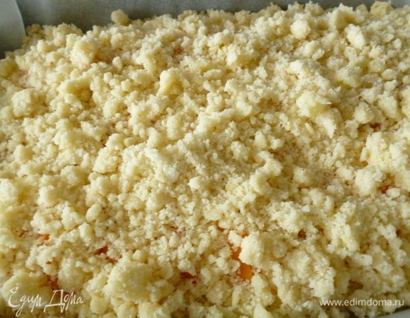 Сверху равномерно посыпаем крошкой.Выпекаем при температуре 170градусов 40-45 минут,верх пирога должен слегка подрумяниться.Готовый пирог достать из духовки,накрыть полотенцем и дать остыть.Приятного аппетита!