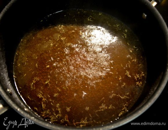 Выложим отбивные готовые на тарелку.
На сковороду выльем наш бульон и вино.Как закипит жидкость,огонь убавляем и готовим 5-7мин.