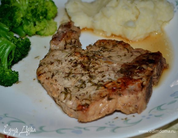 Выложим обратно наши отбивные в этот соус так чтоб они разогрелись и подаем с этим соусом  и гарниром.