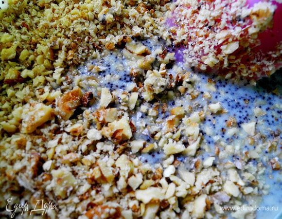 Яйца взбить с сахаром (я взбивала недолго, до однородности). Добавить в сметану с маком яичную смесь. Затем просеянную муку и крахмал. Аккуратно перемешать. Затем добавить ром, розмарин, цедру, орехи и вишню. В последнюю очередь добавить разрыхлитель.