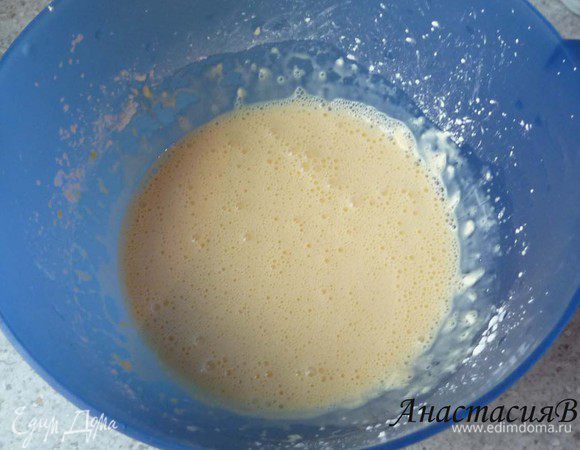 Лук почистить, промыть и нарезать колечками. Перемешать сметану, яйца и крахмал. 
