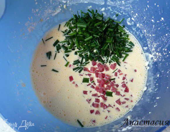 Добавить зелень и ветчину, перемешать, посолить, поперчить.