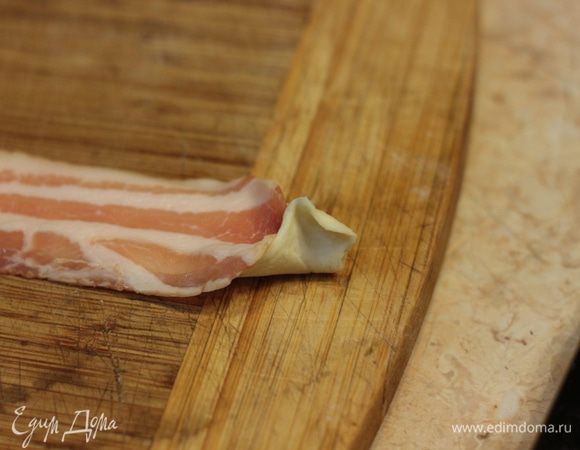 Защипните концы теста так, чтобы в защипах остались концы бекона.