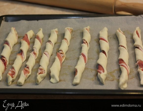 Выложите язычки на пергамент на противень.