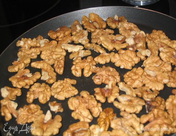 Орехи немного поджарить на сухой сковороде и измельчить не очень мелко