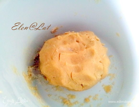 Размягченное масло растереть с сахаром  и творогом. Добавить яйцо, ванилин, и муку. Замесить гладкое, мягкое тесто.