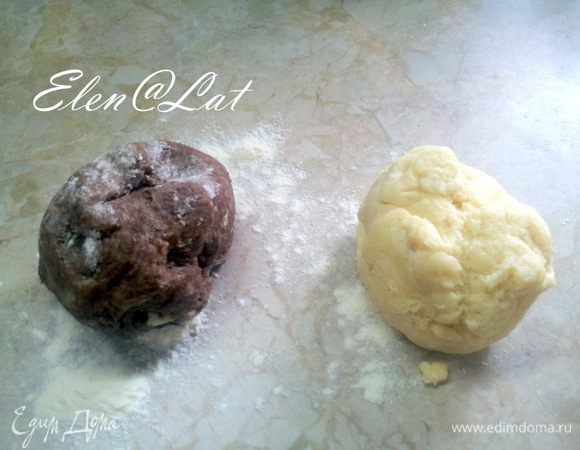 Теперь тесто надо разделить на две не равные части. Одну больше, другу меньше. В большую из частей добавить какао. Положить тесто в холодильник на 30 минут, или в морозилку на 10-15 минут.