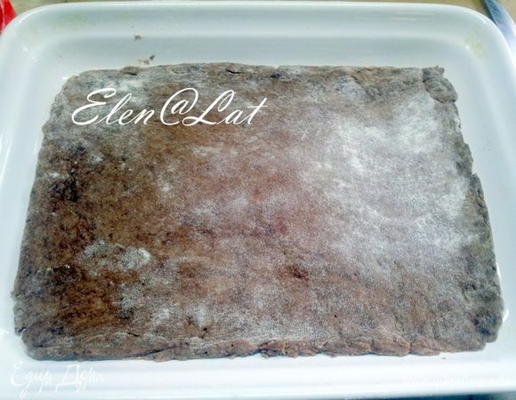 После охлаждения, разделить шоколадную часть еще на две.Собираем пирожное. Для этого надо раскатать в пласт шоколадную часть и выложить на противень или форму. У меня прямоугольная для запекания.