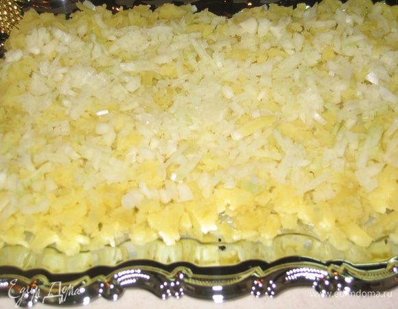 Собираем салат слоями: слой 1 - разложить натертый на терке картофель (3 шт), на него мелко нашинкованный лук...смазать майонезом