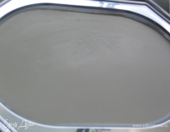 Сначала подготовить все для украшения:
желатин замочить в холодной воде на 10 минут. Пласт 1: сливки подогреть, развести в них 2 пластинки желатина, добавить смесь майонеза и сметаны, все перемешать, вылить в плоскую форму и поставить в холодильник на 1-2 часа