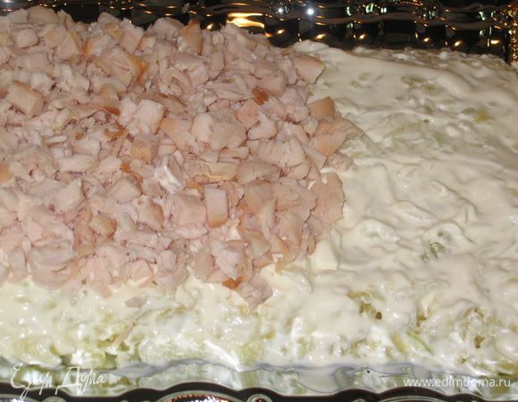 слой 2: копченую куриную грудку нарезать мелко и ровно разложить