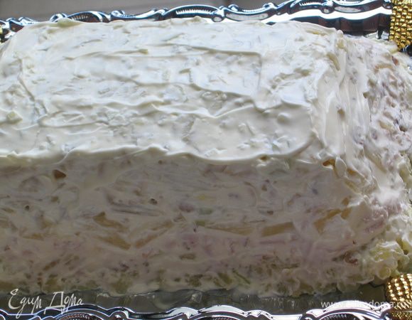 Слой 4: выложить натертый картофель (2 шт) и лук...смазать майонезом