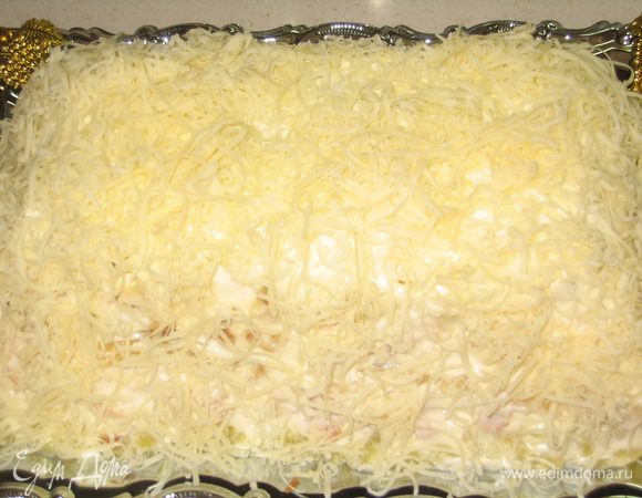 Натереть на терке сыр и выложить его на всю поверхность салата. Отправить его в холодильник на 1 час. На этом этапе салат уже готов и его можно есть.