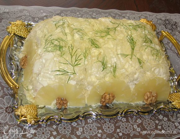 Также аккуратно отделить от формы пласт 2 (желе из ананасного сиропа с укропом) и уложить сверху на торт в произвольном порядке