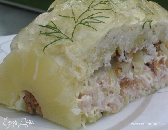 Последний желейный пласт из сиропа предназначен не только для украшения, а еще и для пропитки салата. Закусочный торт "Буржуа" готов для подачи на праздничный стол. Радуйте своих близких и удивляйте гостей. Приятного аппетита