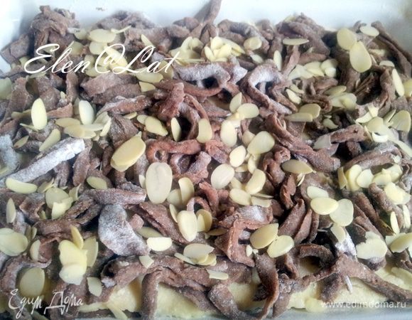 Я еще посыпала миндальными лепестками, но можно этого и не делать, по желанию.