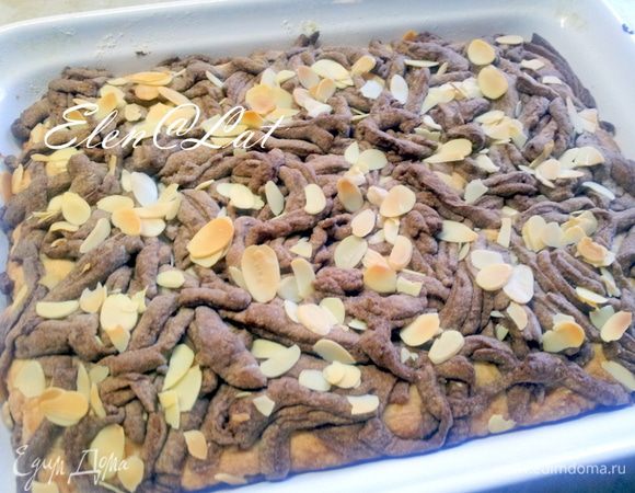 Выпекать в духовке при температуре 200С 30-35 минут. Остудить и подавать, порезав на квадратики.
Все, пирожные готовы. 