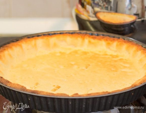 Выпекаем нашу основу при 220–230°C 15 минут. Но ориентируемся по состоянию теста: оно должно быть красивого золотистого цвета. Достать из духовки и охладить.