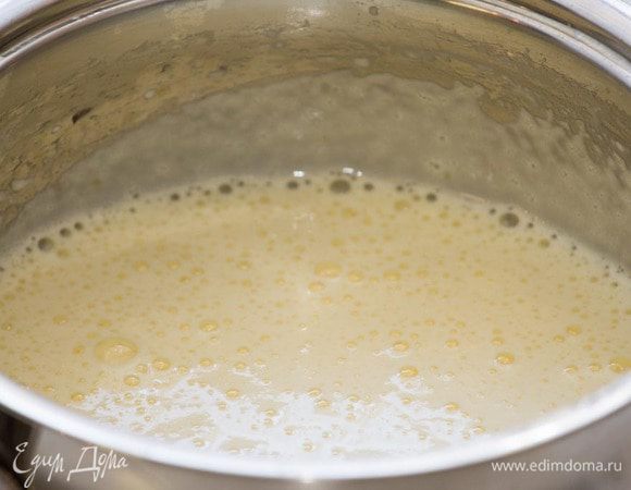 Теперь делаем крем. Положить в кастрюлю сахар, крахмал, яйца — все взбить венчиком. Добавить молоко и на небольшом огне довести почти до кипения.