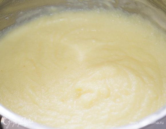 Мой опыт: вместо яиц можно взять удвоенное количество желтков. Важно не пропустить момент закипания, а то крем будет слишком плотным, а не воздушным. То есть нужно варить его до самых первых пузырьков и сразу снять с огня.