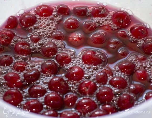 Распустим желатин в 0,5 ст. воды. Добавим желатин к нашим подготовленным вишням. Мой опыт: желатин нужно добавлять, не вынимая вишни, тогда он покроет тонким слоем каждую ягодку, и они получатся блестящими.