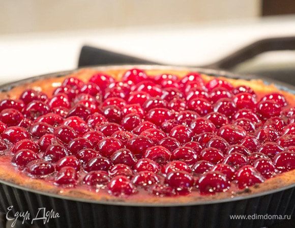 Достаем из холодильника корж с кремом. Выкладываем поверх вишни, равномерно распределяя по всей поверхности. Сверху заливаем смесью сока с желатином, которая у нас образовалась. Ставим пирог в холодильник до полного застывания верхнего вишневого слоя (часа на 3–4).