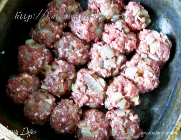 Сформировать тефтели и уложить в форму для запекания, смазанную предварительно сливочным маслом. 