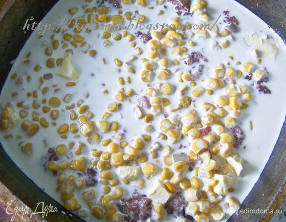 Сливки смешать с сыром, растопленным сливочным маслом, кукурузой. Добавить немного соли. Залить соусом тефтели. 