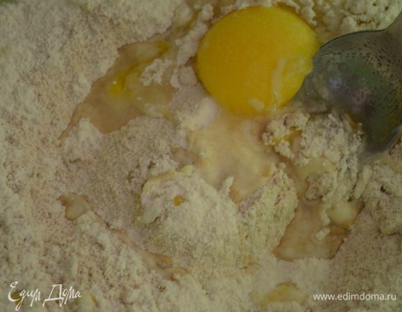 В большой миске смешать все ингредиенты для теста.